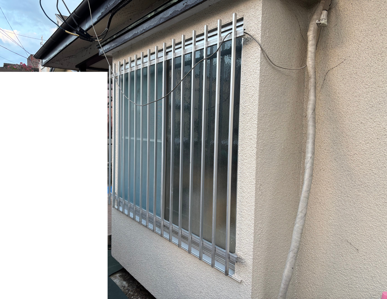 サッシの交換と外壁の塗装リフォームのビフォーの写真
